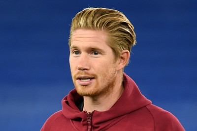 131025 - Wales v Belgium - 2026 FIFA World Cup Qualifying - Kevin De Bruyne of Belgium arrives and inspects the pitch ahead of the match
