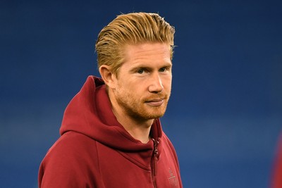 131025 - Wales v Belgium - 2026 FIFA World Cup Qualifying - Kevin De Bruyne of Belgium arrives and inspects the pitch ahead of the match