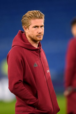 131025 - Wales v Belgium - 2026 FIFA World Cup Qualifying - Kevin De Bruyne of Belgium arrives and inspects the pitch ahead of the match
