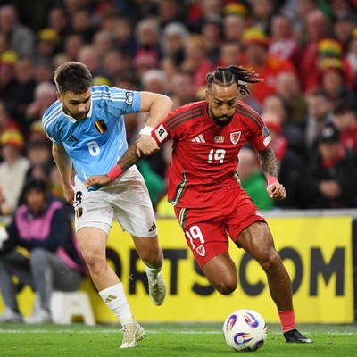 131025 - Wales v Belgium - 2026 FIFA World Cup Qualifying - Sorba Thomas of Wales is challenged by Nicolas Raskin of Belgium