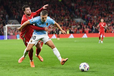 131025 - Wales v Belgium - 2026 FIFA World Cup Qualifying - Neco Williams of Wales is challenged by Leandro Trossard of Belgium