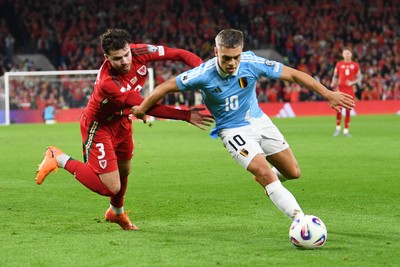 131025 - Wales v Belgium - 2026 FIFA World Cup Qualifying - Neco Williams of Wales is challenged by Leandro Trossard of Belgium