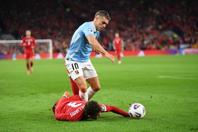 131025 - Wales v Belgium - 2026 FIFA World Cup Qualifying - Neco Williams of Wales is challenged by Leandro Trossard of Belgium
