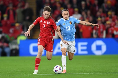 131025 - Wales v Belgium - 2026 FIFA World Cup Qualifying - David Brooks of Wales is challenged by Leandro Trossard of Belgium
