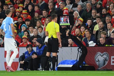 131025 - Wales v Belgium - 2026 FIFA World Cup Qualifying - The referee goes over to the VAR screen for a penalty check