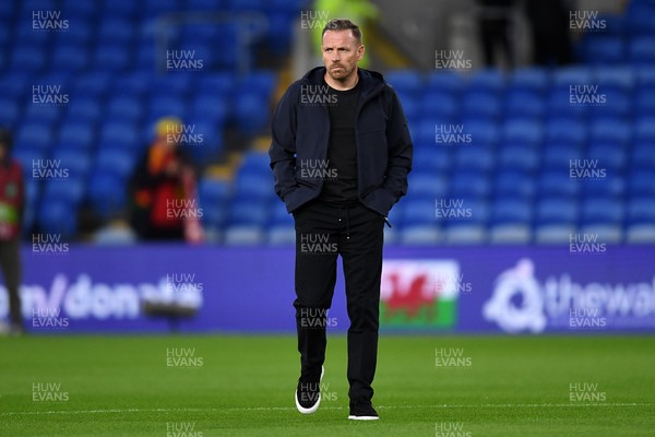 131025 - Wales v Belgium - 2026 FIFA World Cup Qualifying - Craig Bellamy, Wales Manager arrives and inspects the pitch ahead of the match