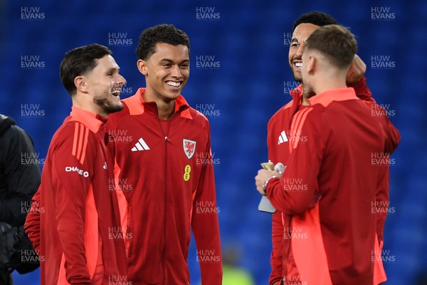 131025 - Wales v Belgium - 2026 FIFA World Cup Qualifying - Liam Cullen and Brennan Johnson of wales arrive and inspect the pitch ahead of the match