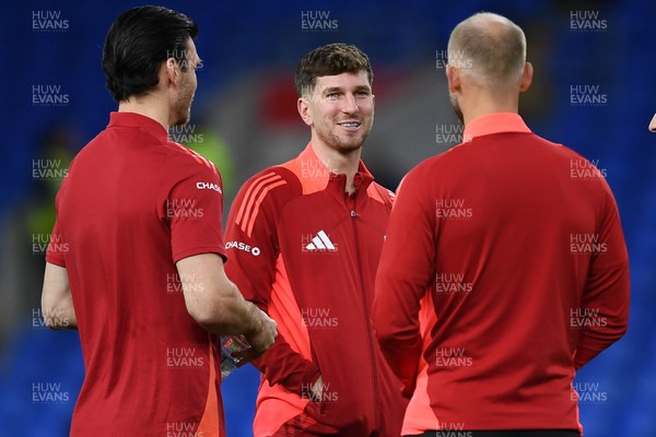 131025 - Wales v Belgium - 2026 FIFA World Cup Qualifying - Chris Mepham of Wales arrives and inspects the pitch ahead of the match