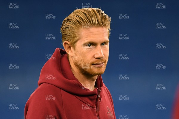 131025 - Wales v Belgium - 2026 FIFA World Cup Qualifying - Kevin De Bruyne of Belgium arrives and inspects the pitch ahead of the match
