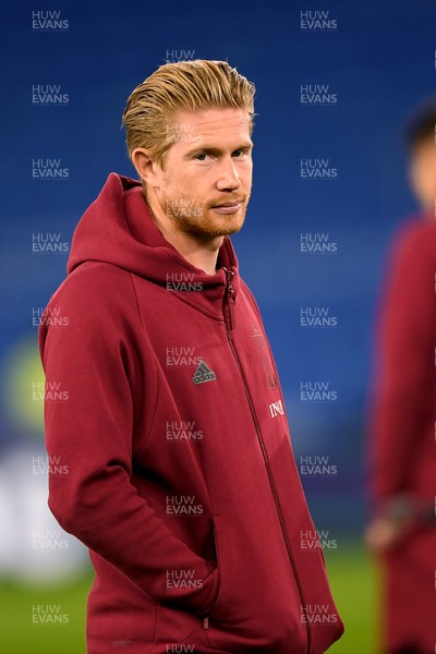 131025 - Wales v Belgium - 2026 FIFA World Cup Qualifying - Kevin De Bruyne of Belgium arrives and inspects the pitch ahead of the match