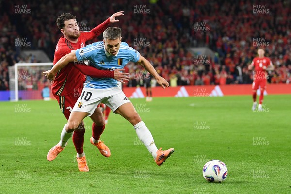 131025 - Wales v Belgium - 2026 FIFA World Cup Qualifying - Neco Williams of Wales is challenged by Leandro Trossard of Belgium