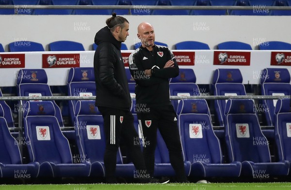 161121 - Wales v Belgium, 2022 World Cup Qualifier -  Gareth Bale and Wales manager Robert Page ahead of kick off