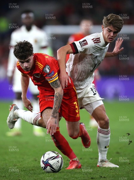 161121 - Wales v Belgium, 2022 World Cup Qualifier -  Neco Williams of Wales is challenged by Charles De Ketelaere of Belgium