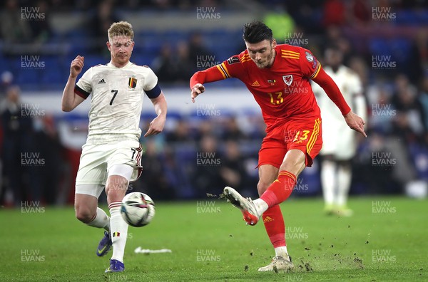161121 - Wales v Belgium, 2022 World Cup Qualifier -  Kieffer Moore of Wales tries a shot at goal as Kevin De Bruyne of Belgium challenges