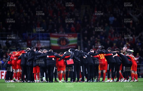 161121 - Wales v Belgium, 2022 World Cup Qualifier -  Wales players and staff huddle at the end of the game