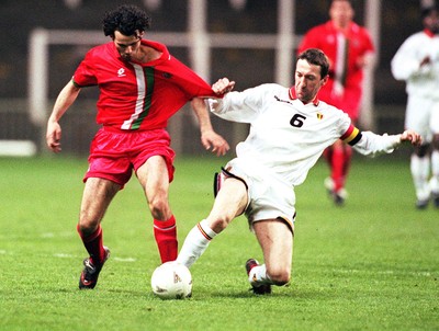 290397 - Wales v Belgium - FIFA World Cup Qualifier -  Ryan Giggs tangles with Franky van der Elst