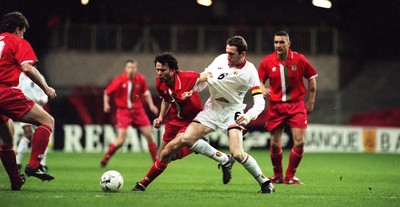 290397 - Wales v Belgium - FIFA World Cup Qualifier -  Ryan Giggs tangles with Franky van der Elst