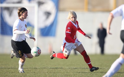 17.02.08.. Wales v Belgium, UEFA Women's Championship 2009.Jenner Park, Barry Wales' Jessica Fishlock tests the Belgium defence 