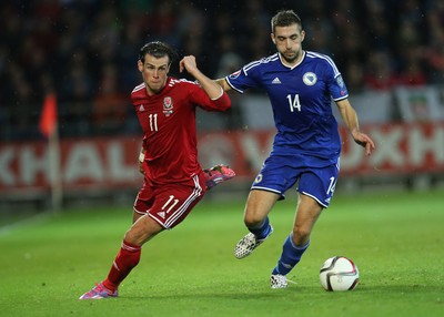 101014 - Wales v Bosnia-Herzegovina, UEFA European Championship 2016 - Wales' Gareth Bale and Bosnia and Hertzegovina's Tino-Sven Susic compete for the ball