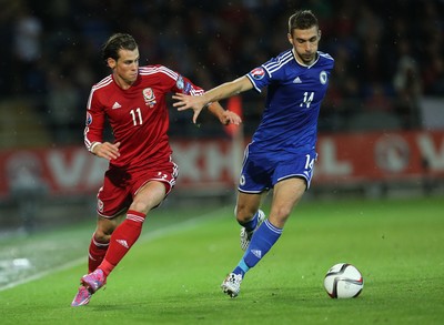 101014 - Wales v Bosnia-Herzegovina, UEFA European Championship 2016 - Wales' Gareth Bale and Bosnia and Hertzegovina's Tino-Sven Susic compete for the ball