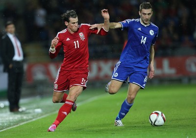 101014 - Wales v Bosnia-Herzegovina, UEFA European Championship 2016 - Wales' Gareth Bale and Bosnia and Hertzegovina's Tino-Sven Susic compete for the ball