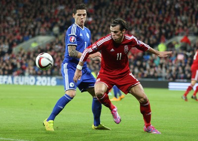101014 - Wales v Bosnia-Herzegovina, UEFA European Championship 2016 - Wales' Gareth Bale holds off Bosnia and Hertzegovina's Muhamed Besic