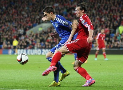 101014 - Wales v Bosnia-Herzegovina, UEFA European Championship 2016 - Wales' Gareth Bale holds off Bosnia and Hertzegovina's Muhamed Besic
