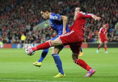 101014 - Wales v Bosnia-Herzegovina, UEFA European Championship 2016 - Wales' Gareth Bale holds off Bosnia and Hertzegovina's Muhamed Besic