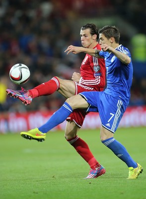 101014 - Wales v Bosnia-Herzegovina, UEFA European Championship 2016 - Wales' Gareth Bale holds off Bosnia and Hertzegovina's Muhamed Besic