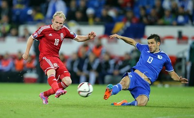 101014 - Wales v Bosnia-Herzegovina, UEFA European Championship 2016 - Wales' Jonathan Williams fires a shot at goal as Bosnia and Hertzegovina's Mensur Mujdza closes in
