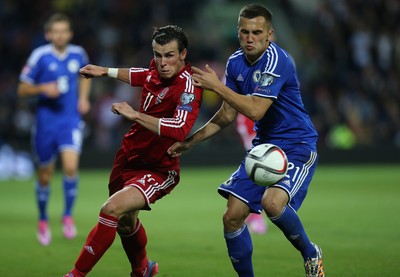101014 - Wales v Bosnia-Herzegovina, UEFA European Championship 2016 - Wales' Gareth Bale tries to get past Bosnia and Hertzegovina's Anel Hadzic