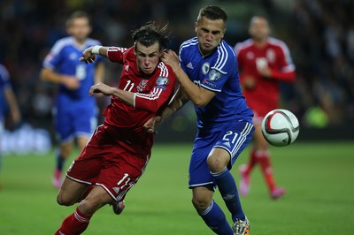 101014 - Wales v Bosnia-Herzegovina, UEFA European Championship 2016 - Wales' Gareth Bale tries to get past Bosnia and Hertzegovina's Anel Hadzic