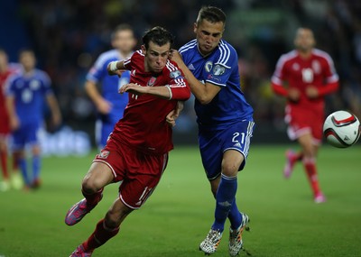 101014 - Wales v Bosnia-Herzegovina, UEFA European Championship 2016 - Wales' Gareth Bale tries to get past Bosnia and Hertzegovina's Anel Hadzic