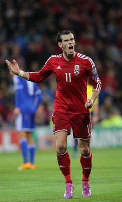 101014 - Wales v Bosnia-Herzegovina, UEFA European Championship 2016 - Wales' Gareth Bale encourages the home supporters to get behind the team
