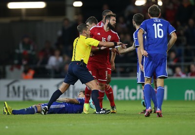 101014 - Wales v Bosnia-Herzegovina, UEFA European Championship 2016 - Referee tries to separate players as dis-agreement escalates