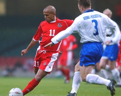 120203 - Wales v Bosnia-Herzegovina - International friendly - Robert Earnshaw shoots to level the score