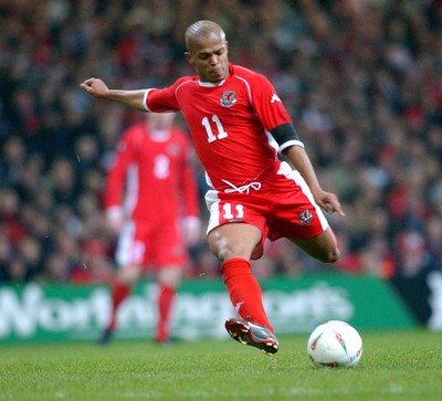 120203 - Wales v Bosnia-Herzegovina - International friendly - Robert Earnshaw fires ball home to draw level 1-1