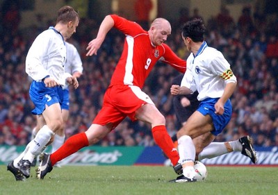 120203 - Wales v Bosnia-Herzegovina - International friendly - John Hartson breaks through to score, drawing Wales level 2-2