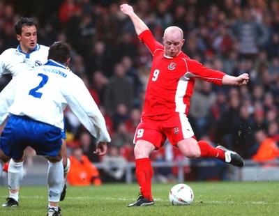 120203 - Wales v Bosnia-Herzegovina - International friendly - Wales' John Hartson shoots to score Wales' second equalizer