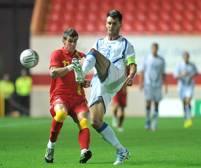 150812 - Wales v Bosnia Herzegovina, Vauxhall International Friendly -   Gareth Bale of Wales, left, compete's for the ball with Muhamed Besic of Bosnia Herzegovina   