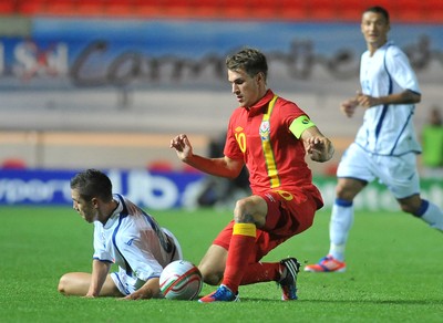 150812 - Wales v Bosnia Herzegovina, Vauxhall International Friendly -   Aaron Ramsey of Wales, right, compete's for the ball with Muhamed Besic of Bosnia Herzegovina   