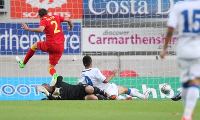 150812 - Wales v Bosnia Herzegovina, Vauxhall International Friendly - Bosnia Herzegovina's Vedad Ibisevic beats Wales' keeper Boaz Myhill to score goal