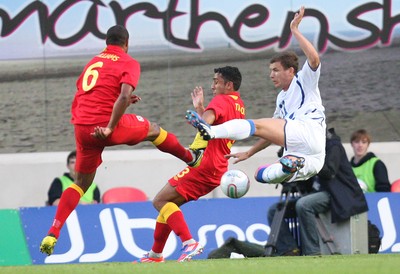 150812 - Wales v Bosnia Herzegovina, Vauxhall International Friendly - Bosnia Herzegovina's Edin Dzeko attempts a shot at goal