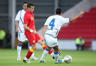 150812 - Wales v Bosnia Herzegovina, Vauxhall International Friendly - Wales' Gareth Bale takes on Bosnia Herzegovina's Emir Spahic 