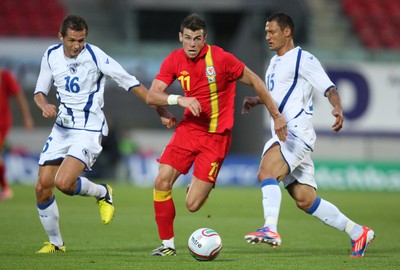 150812 - Wales v Bosnia Herzegovina, Vauxhall International Friendly - Wales' Gareth Bale gets past Bosnia Herzegovina's Senad Lulic and Sejad Salihovic 