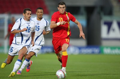 150812 - Wales v Bosnia Herzegovina, Vauxhall International Friendly - Wales' Gareth Bale gets past Bosnia Herzegovina's Senad Lulic  