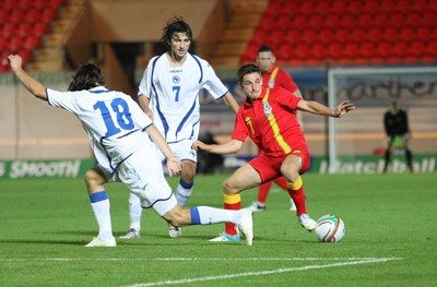 150812 - Wales v Bosnia Herzegovina, Vauxhall International Friendly - Wales' Joe Allen takes on Bosnia Herzegovina's Adnan Zahirovic  