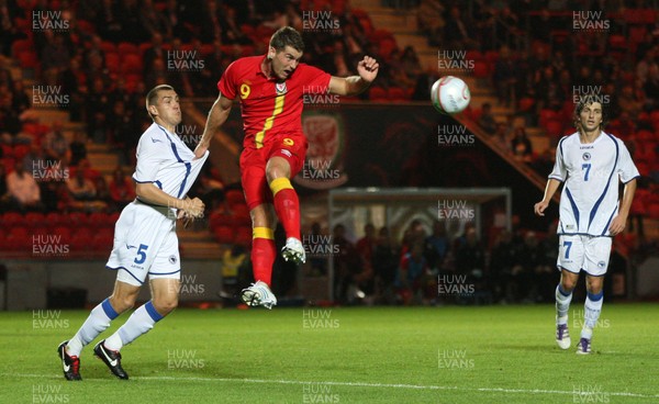150812 - Wales v Bosnia Herzegovina, Vauxhall International Friendly - Wales' Sam Vokes gets above Bosnia Herzegovina's Boris Pandza 