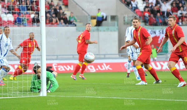 150812 - Wales - v - Bosnia Herzegovina -  Aaron Ramsey and Simon Church of Wales watch as Ashley Williams'  shot is saved   