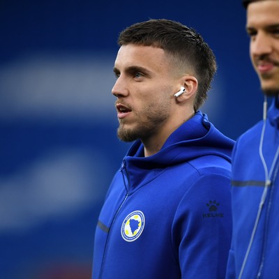 260326 - Wales v Bosnia-Herzegovina - 2026 FIFA World Cup Qualifying - Play-off Semi-final - Edin Dzeko of Bosnia  arrives at the stadium ahead of the match